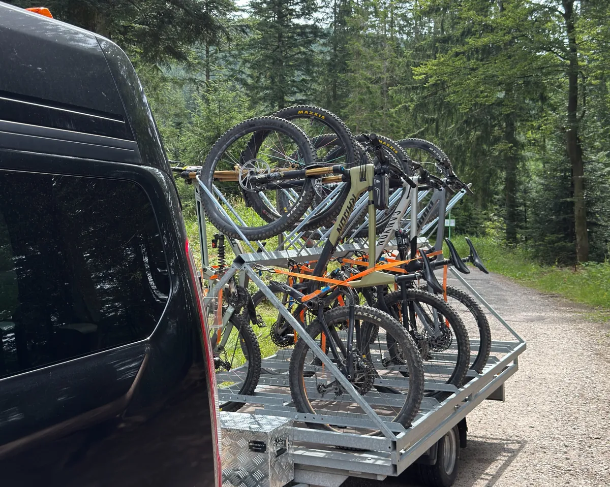 Anhänger am Shuttle Fahrzeug